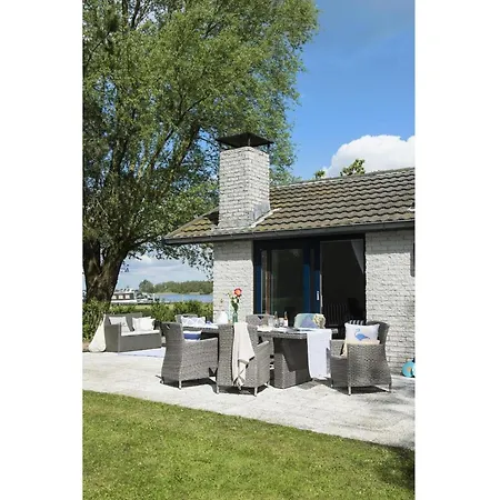 Relaxing Waterfront Holiday home Nieuw-Loosdrecht