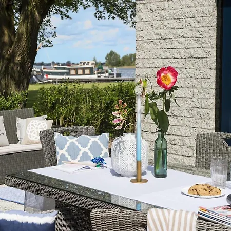 Relaxing Waterfront *